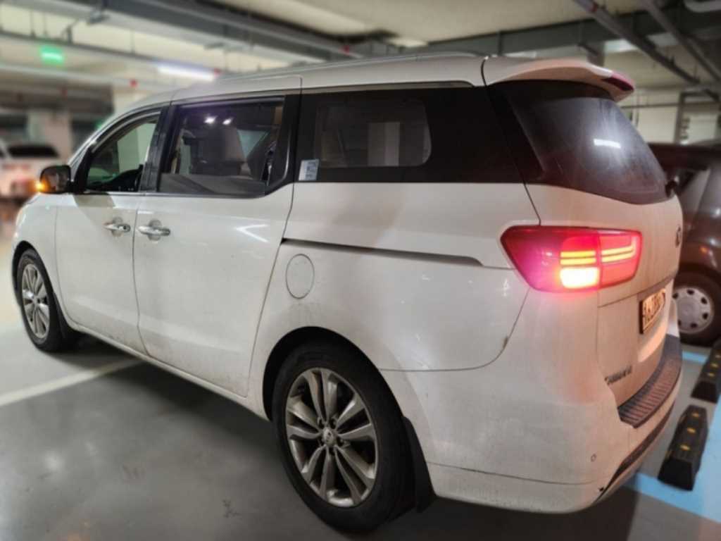 KIA Carnival - Vista 5