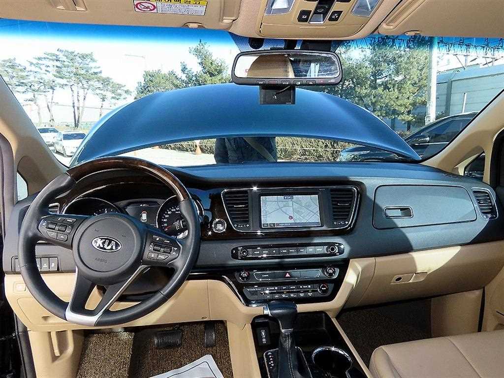 KIA Carnival - Vista 8
