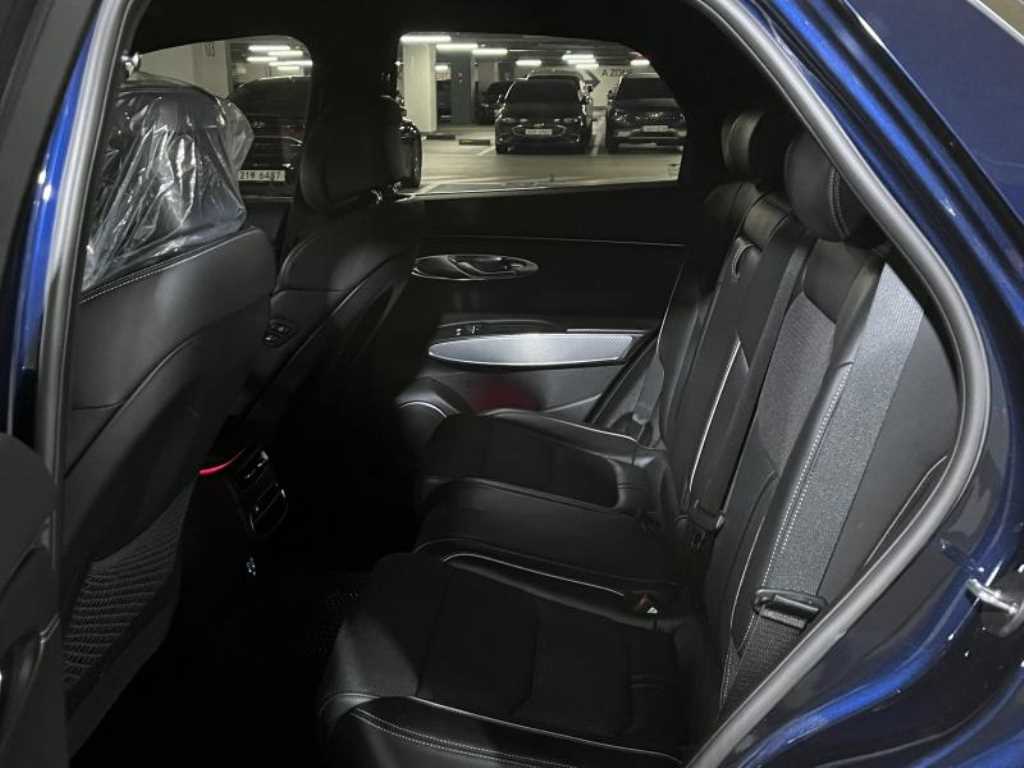 Genesis GV70 - Vista 8