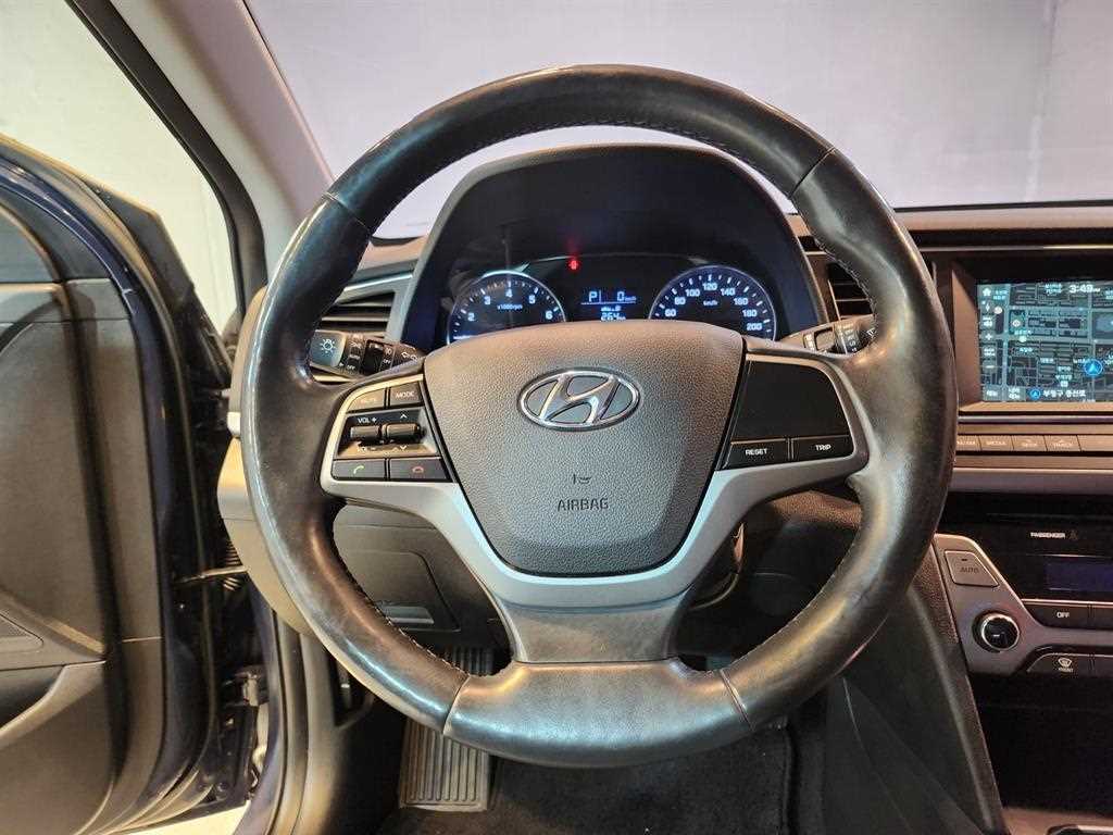 HYUNDAI Avante - Vista 9