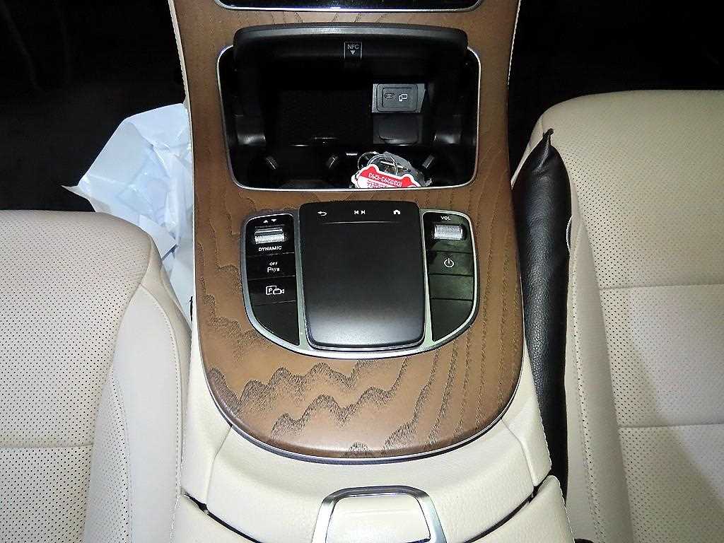 Mercedes Benz E class - Vista 12