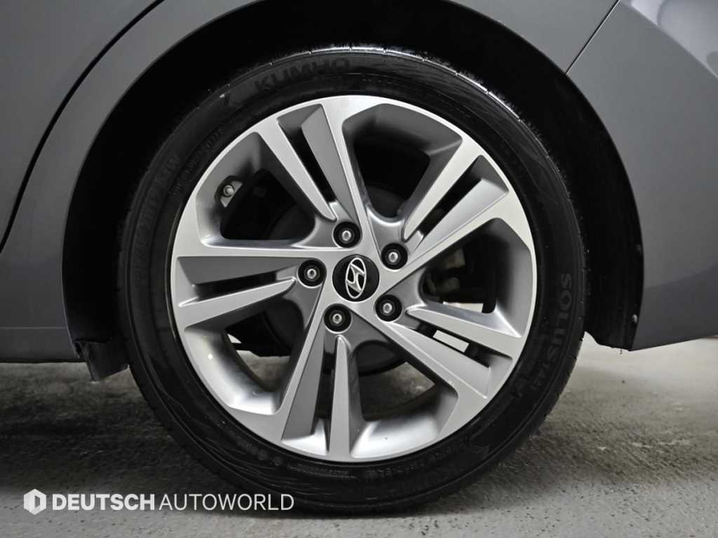 HYUNDAI Avante - Vista 5