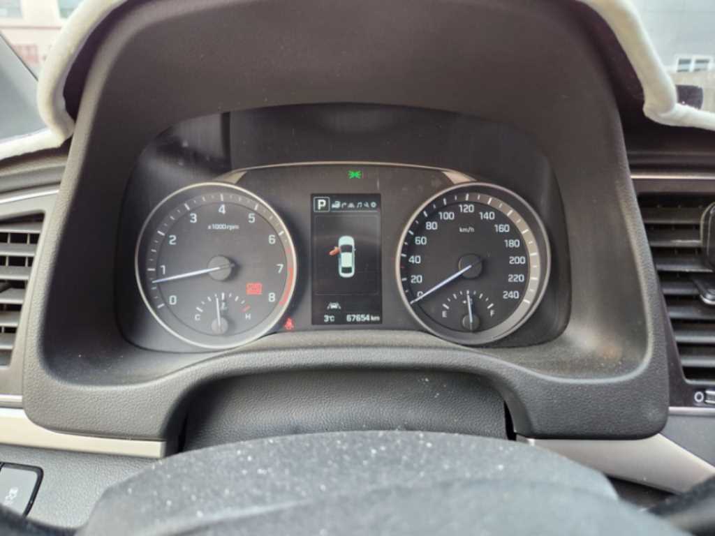 HYUNDAI Avante - Vista 5