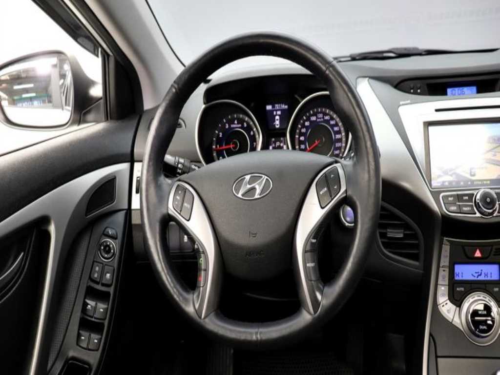 HYUNDAI Avante - Vista 5