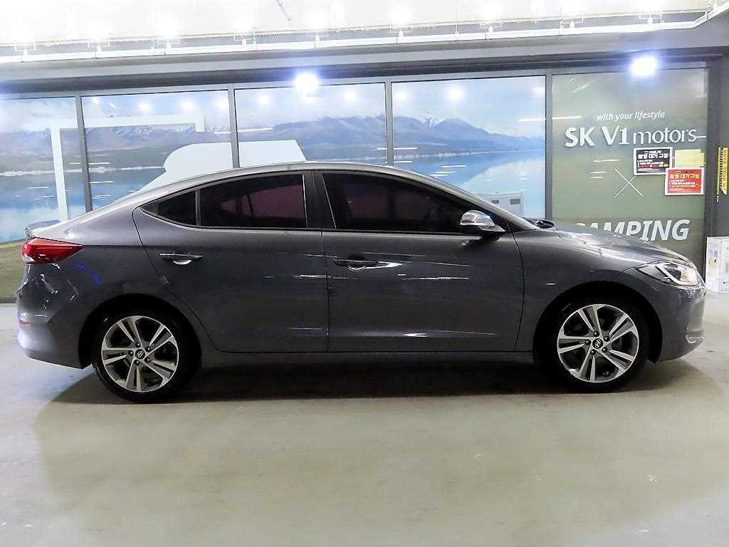 HYUNDAI Avante - Vista 3