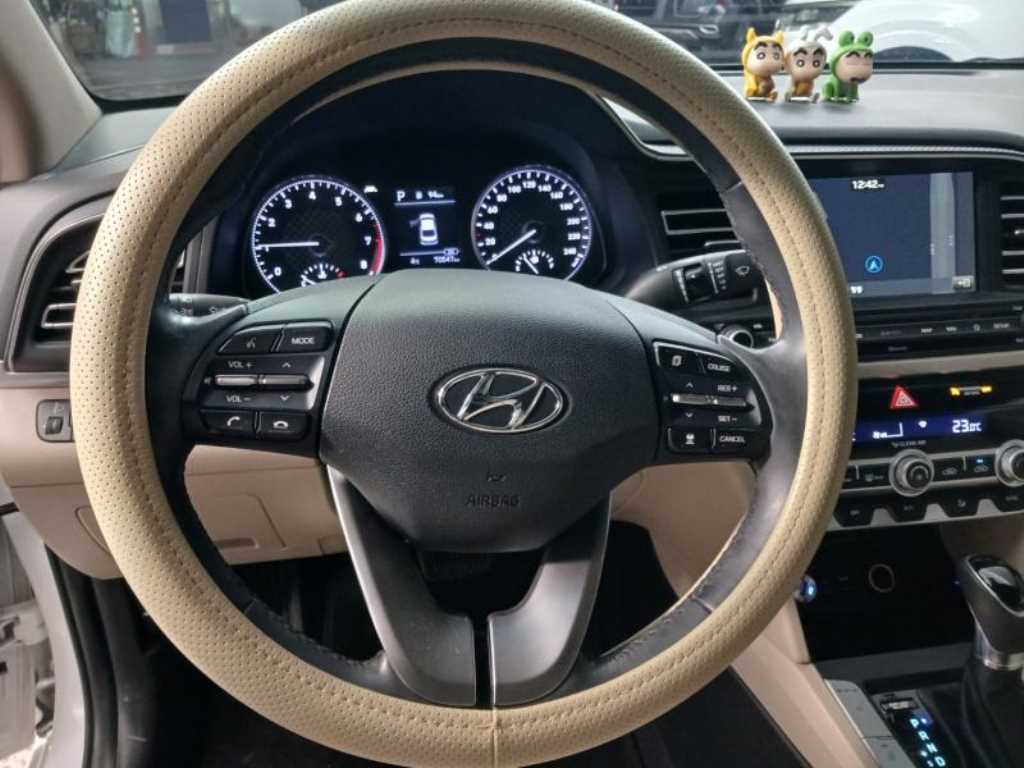 HYUNDAI Avante - Vista 9