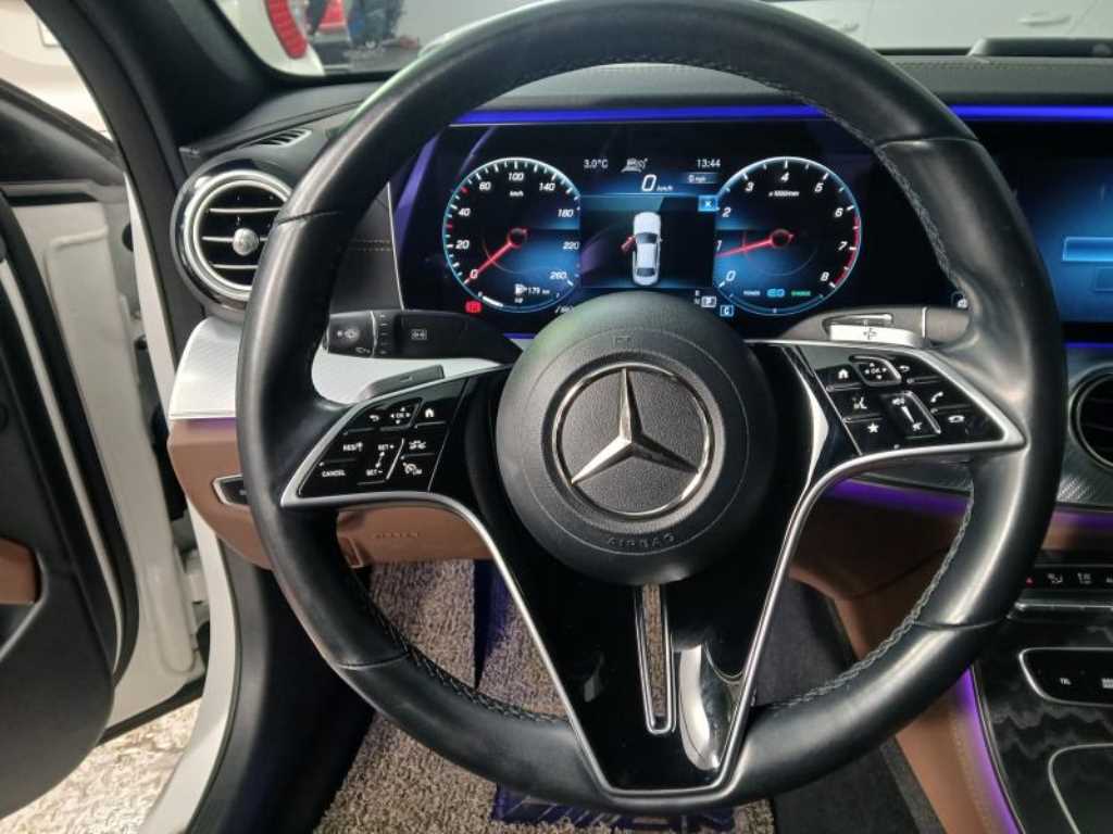 Mercedes Benz E class - Vista 8