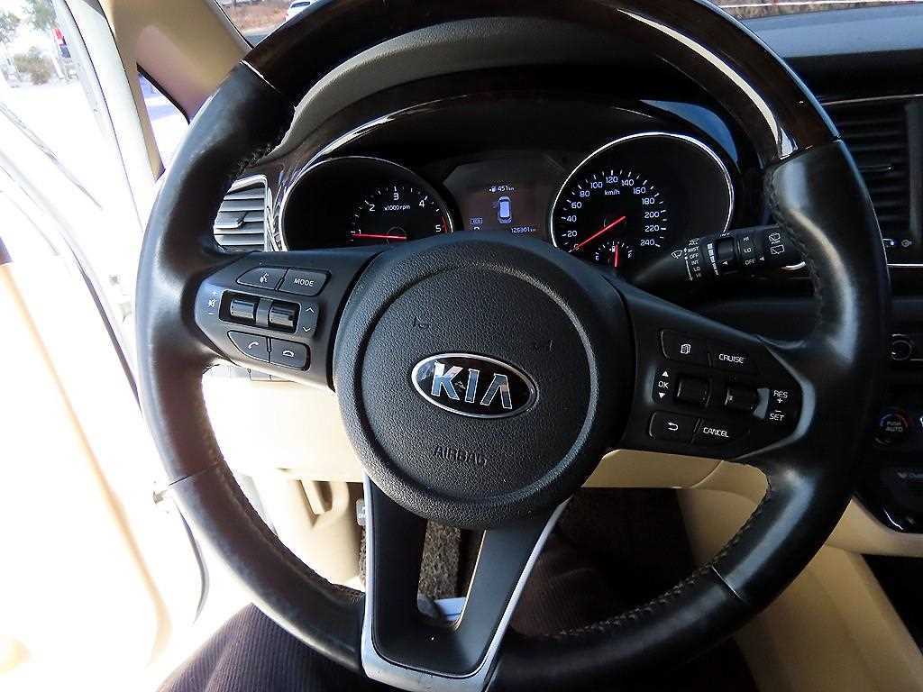 KIA Carnival - Vista 9