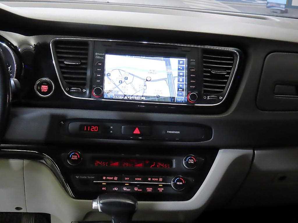 KIA Carnival - Vista 11
