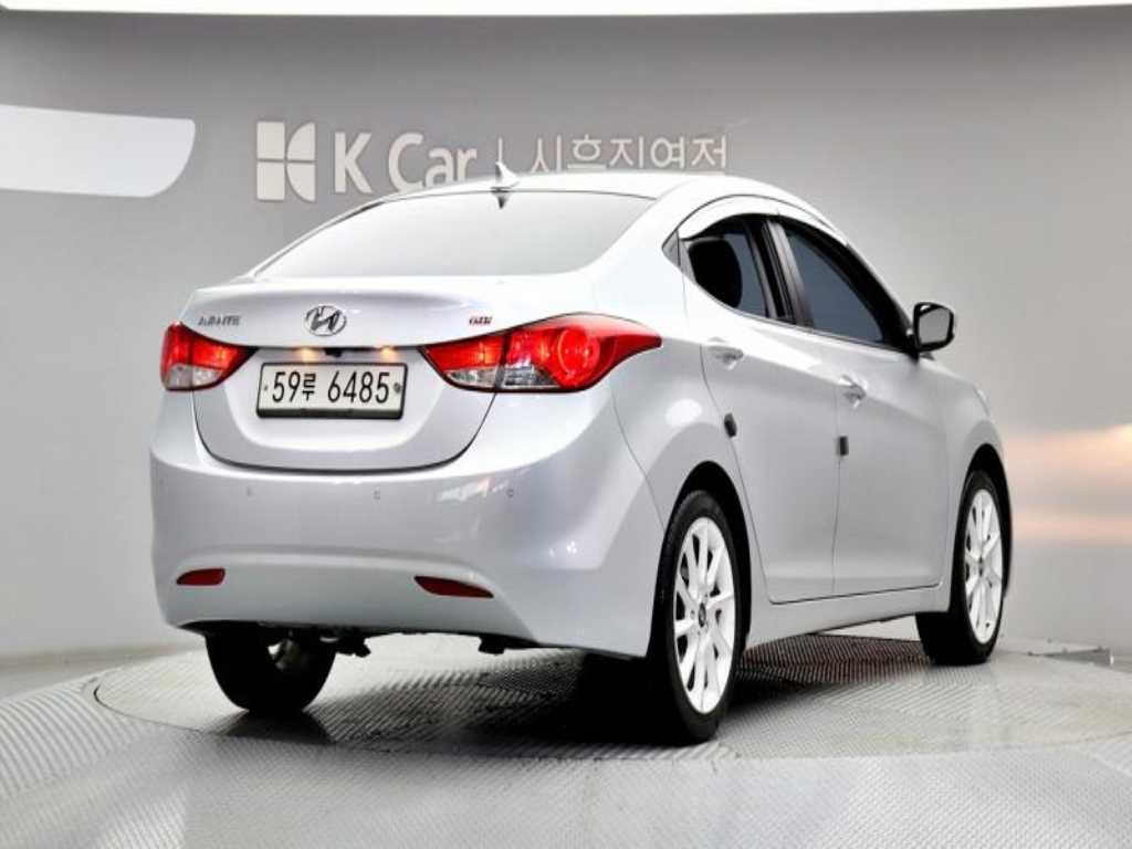 HYUNDAI Avante - Vista 2