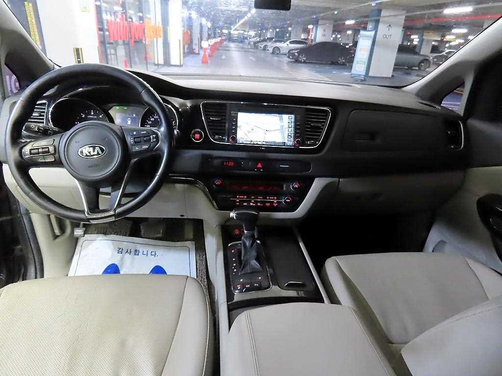 KIA Carnival - Vista 10