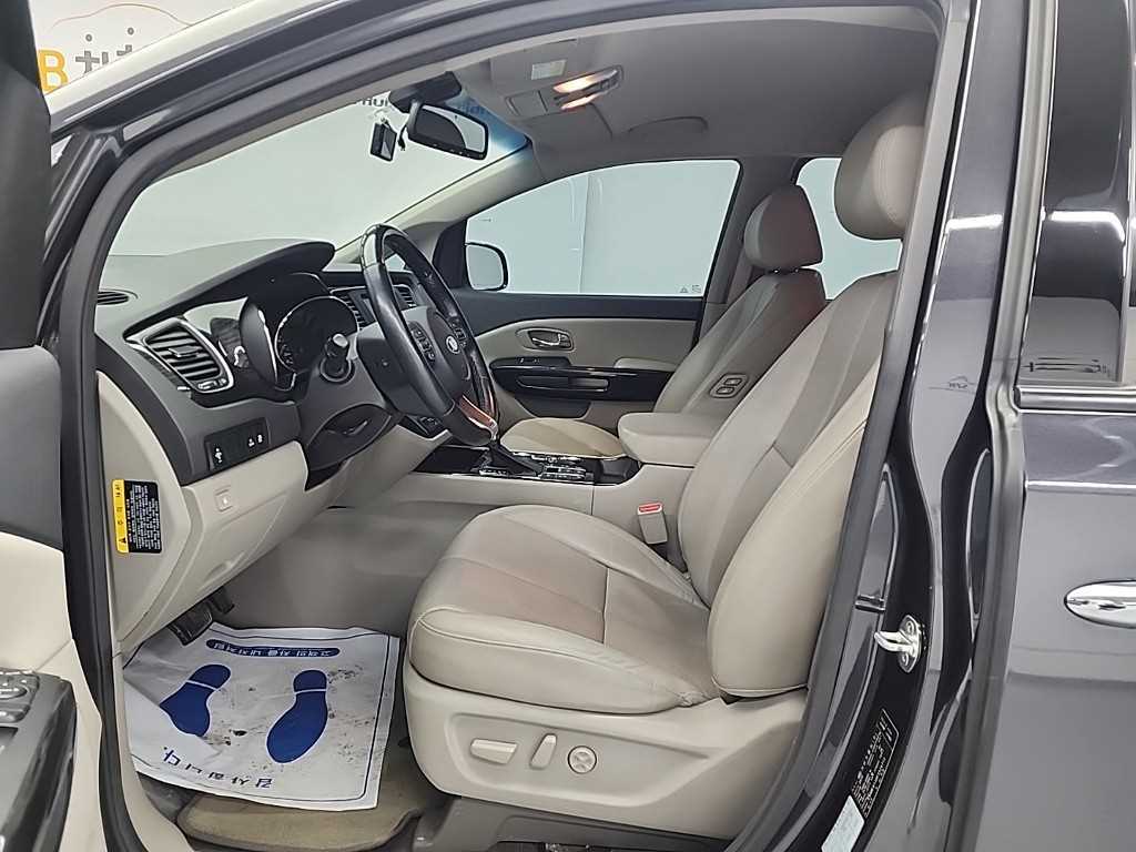 KIA Carnival - Vista 11