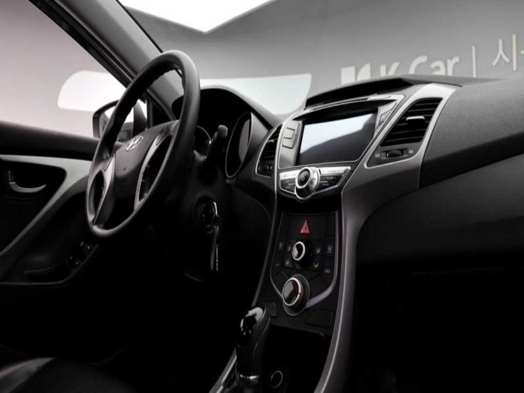 HYUNDAI Avante - Vista 5