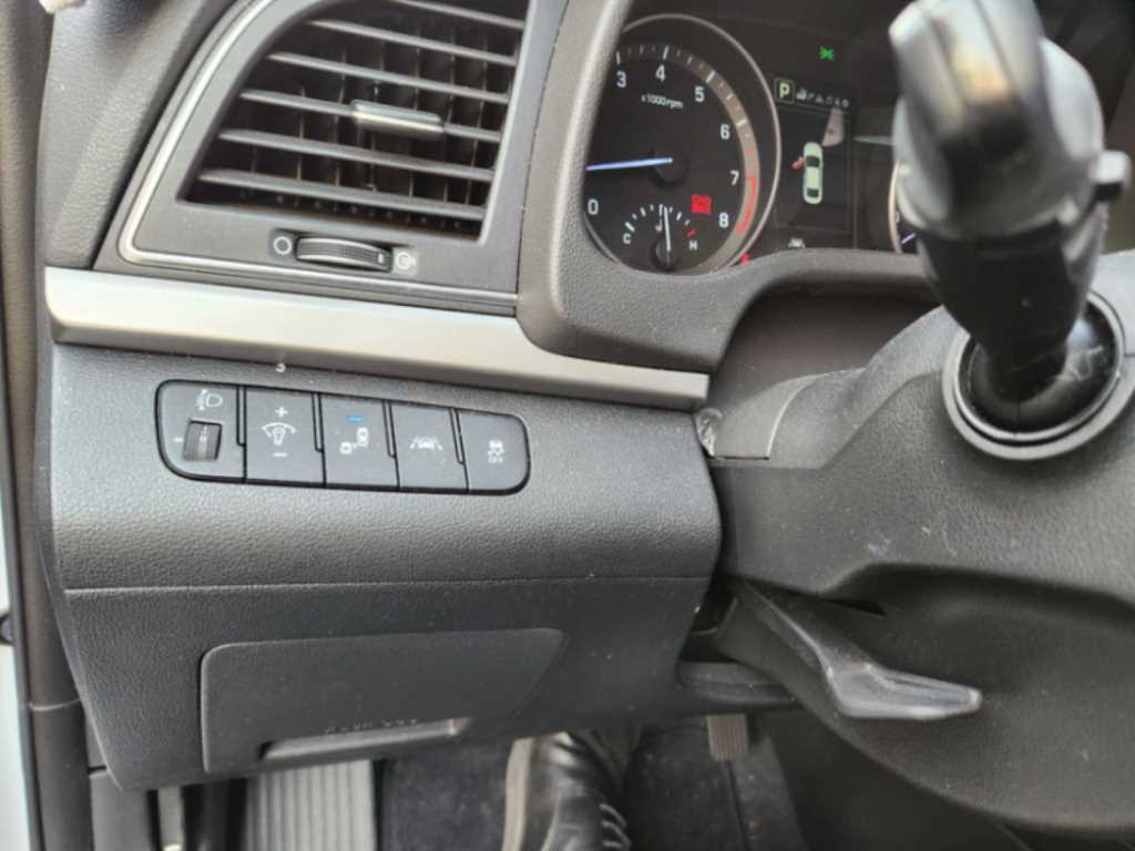 HYUNDAI Avante - Vista 9