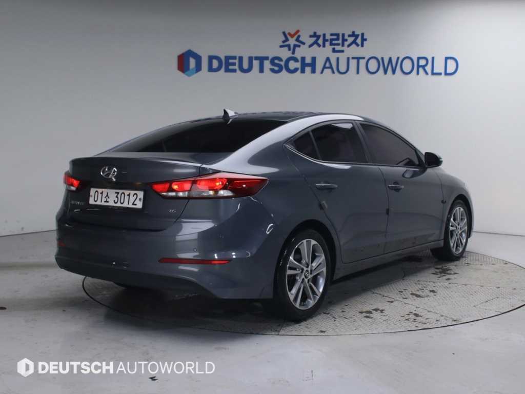 HYUNDAI Avante - Vista 3