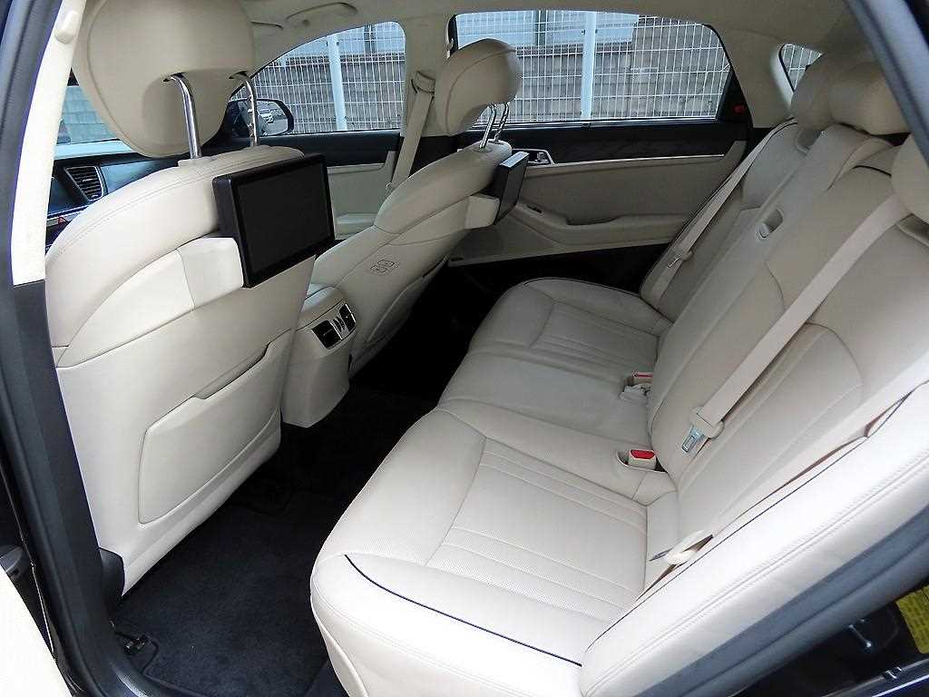 HYUNDAI Genesis - Vista 7