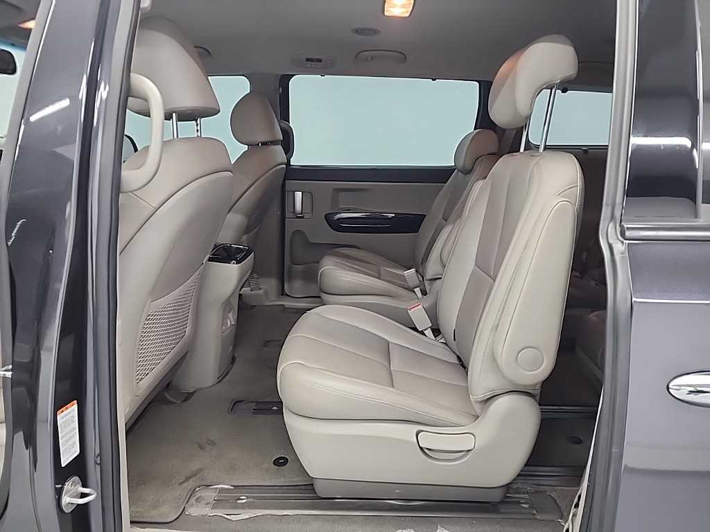 KIA Carnival - Vista 12