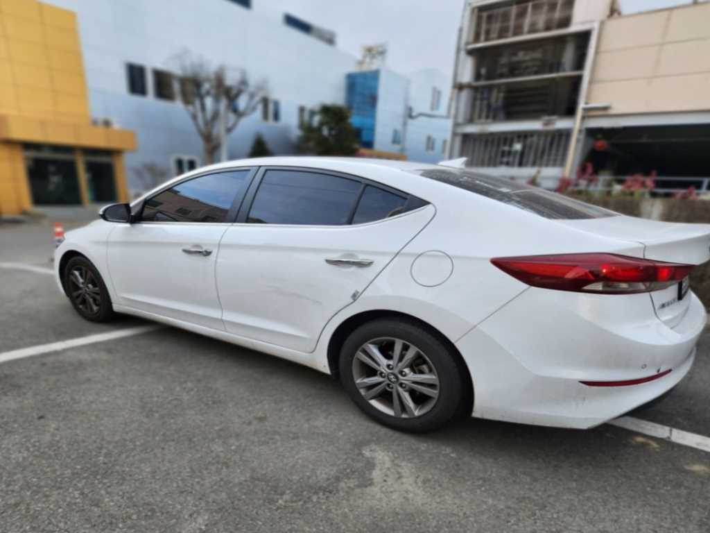 HYUNDAI Avante - Vista 3