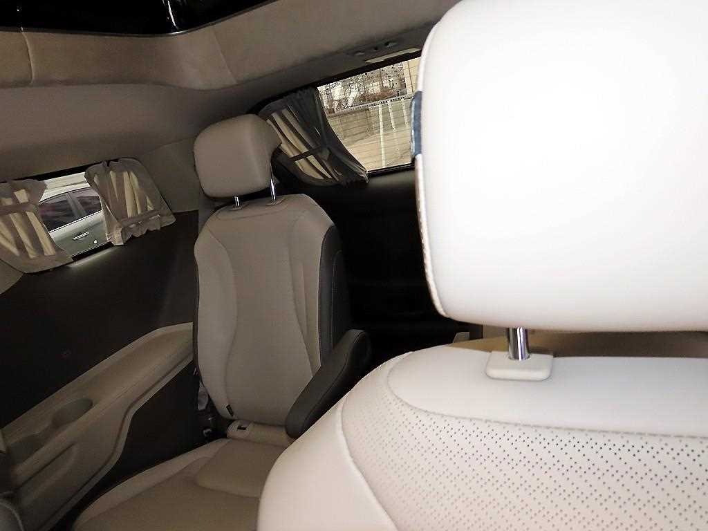 KIA Carnival - Vista 7