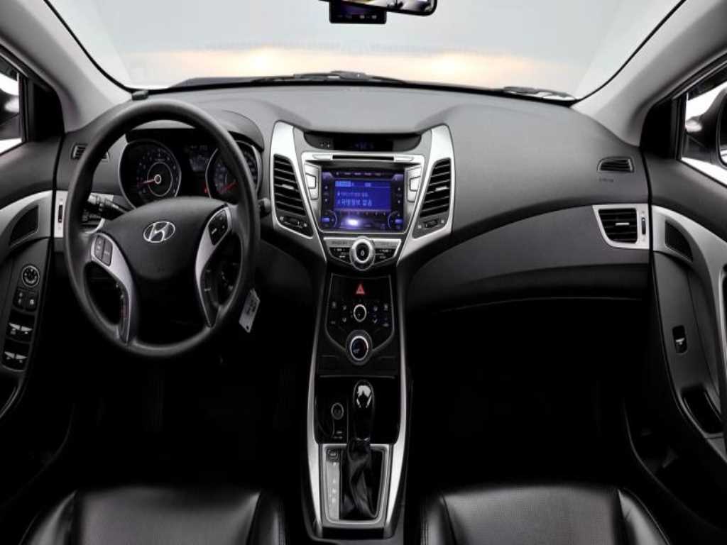 HYUNDAI Avante - Vista 4