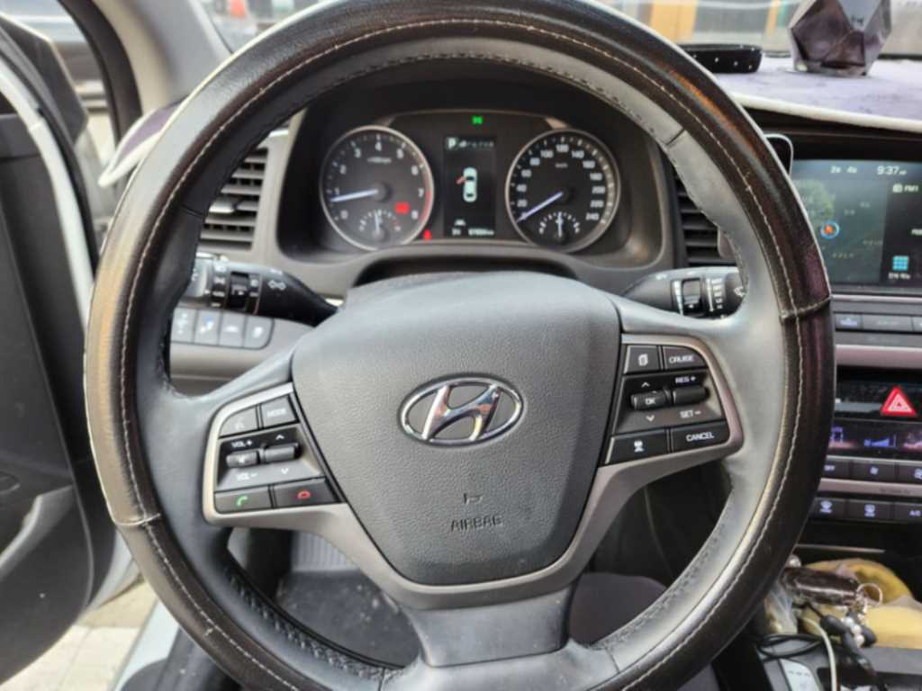 HYUNDAI Avante - Vista 7