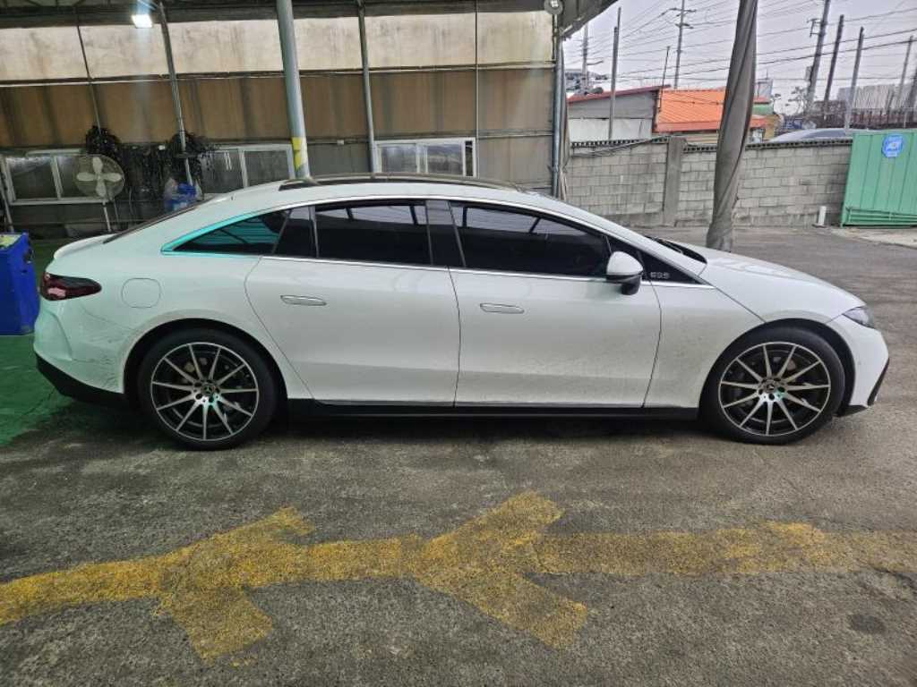 Mercedes Benz EQS - Vista 3