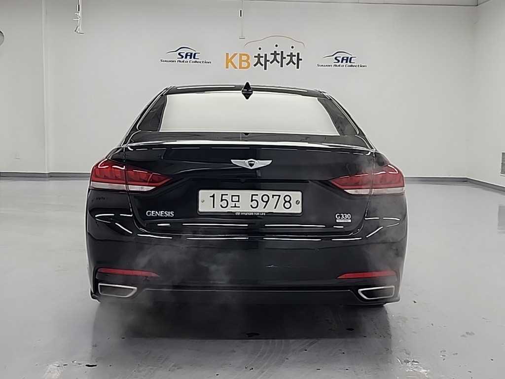 HYUNDAI Genesis - Vista 3