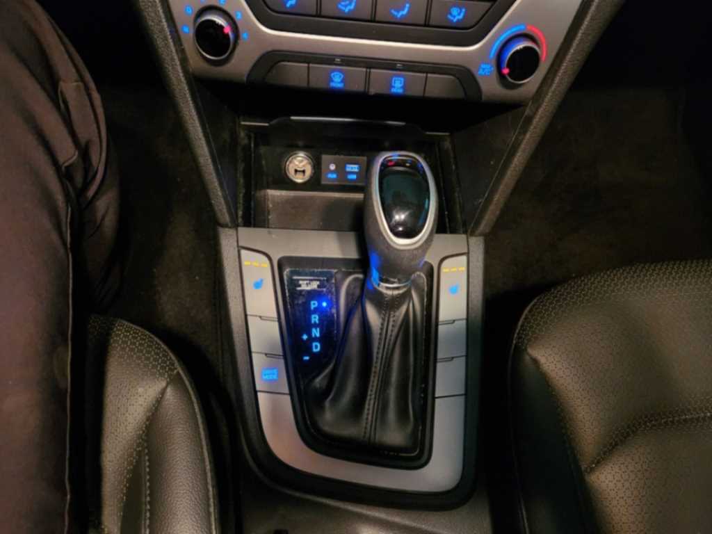 HYUNDAI Avante - Vista 9