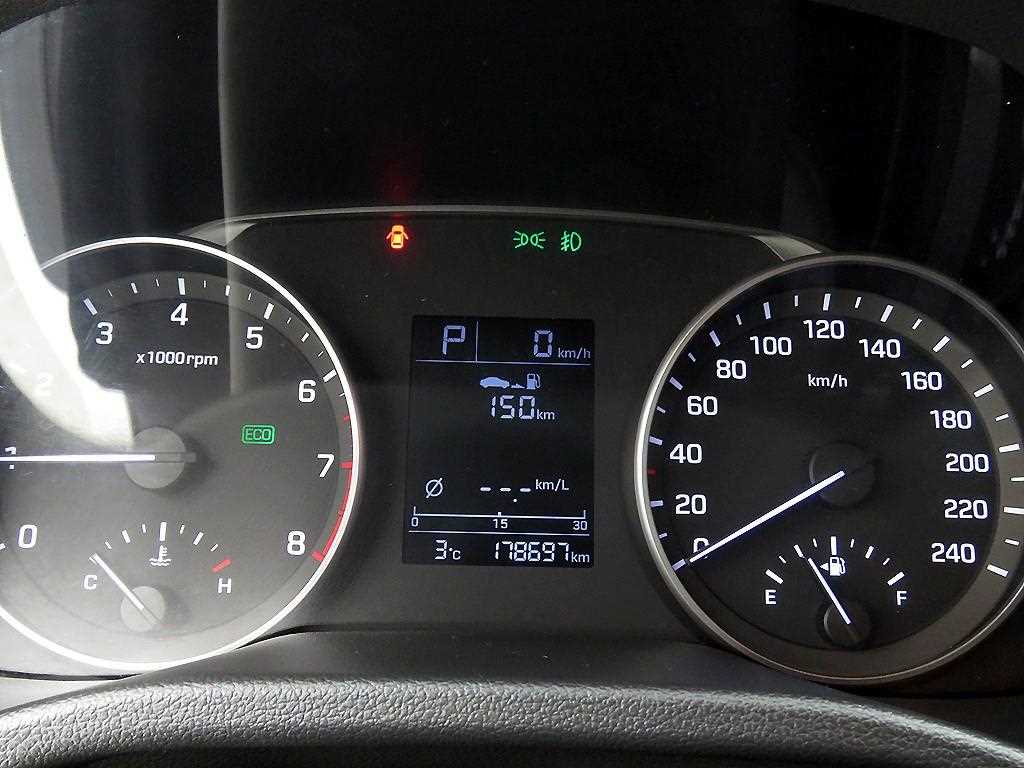 HYUNDAI Avante - Vista 10