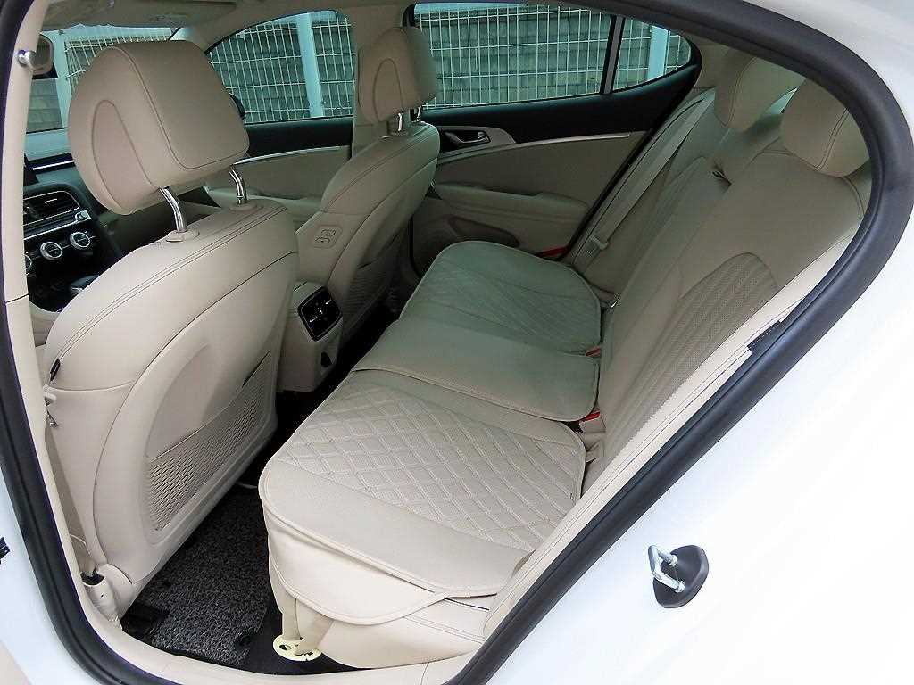 Genesis G70 - Vista 6