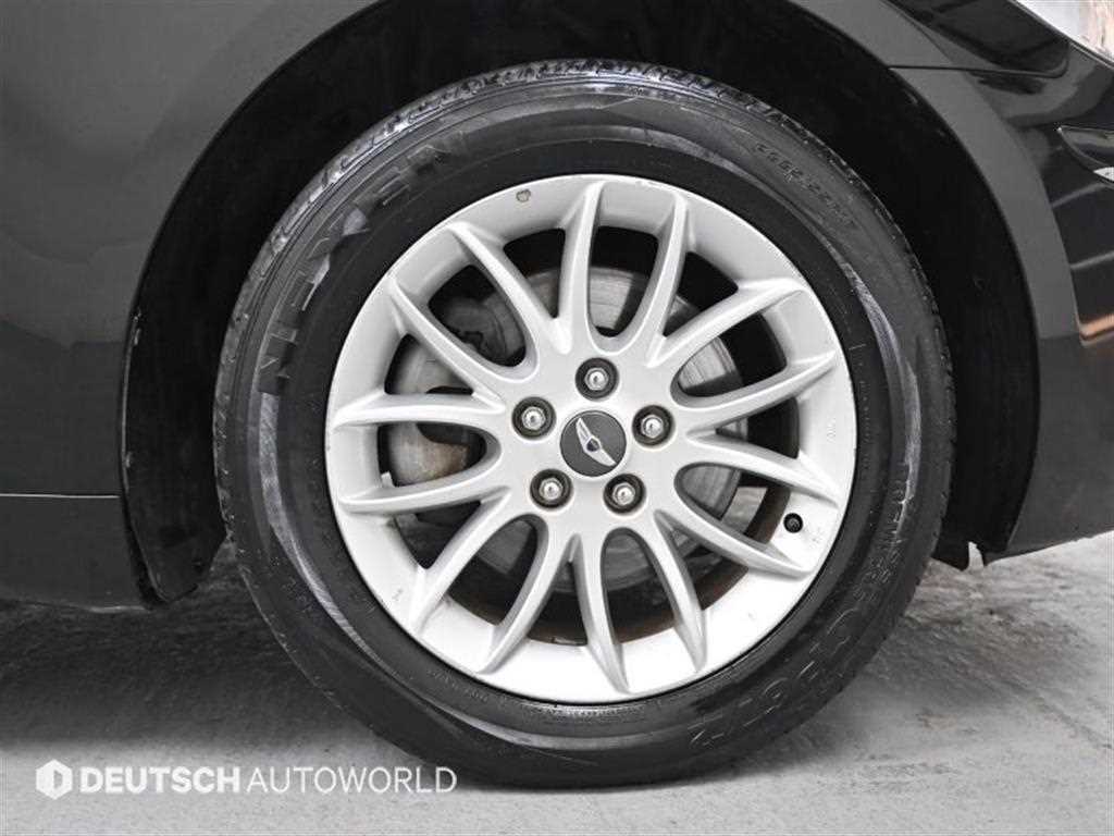 HYUNDAI Genesis - Vista 5