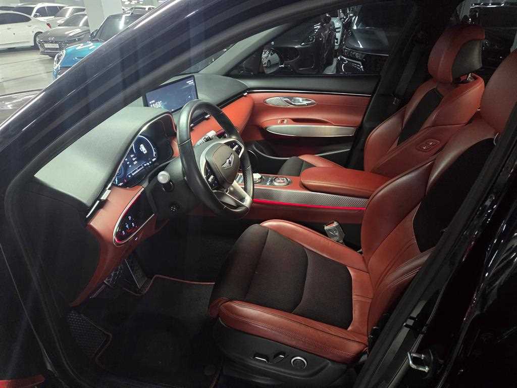 Genesis GV70 - Vista 8