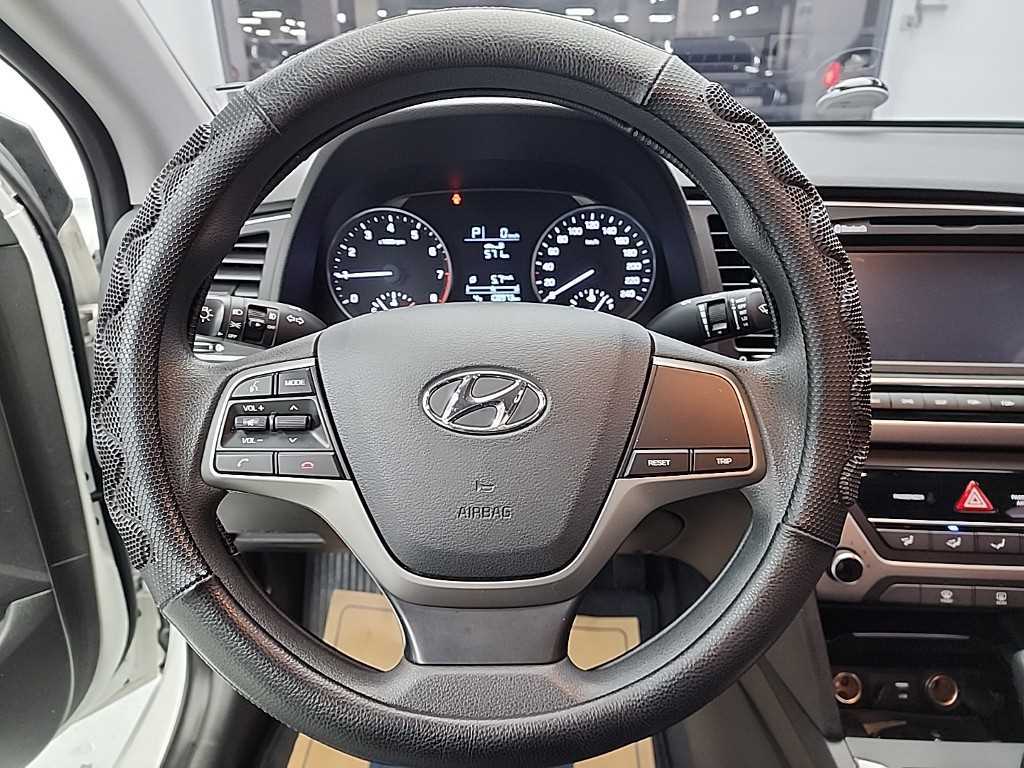 HYUNDAI Avante - Vista 9