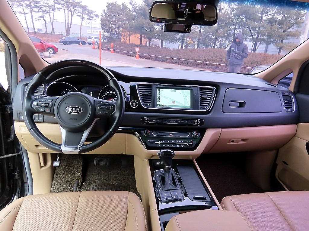 KIA Carnival - Vista 8