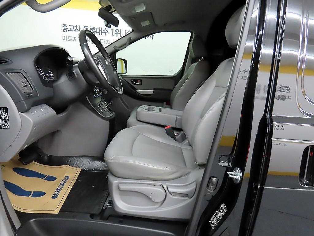 HYUNDAI Starex - Vista 5