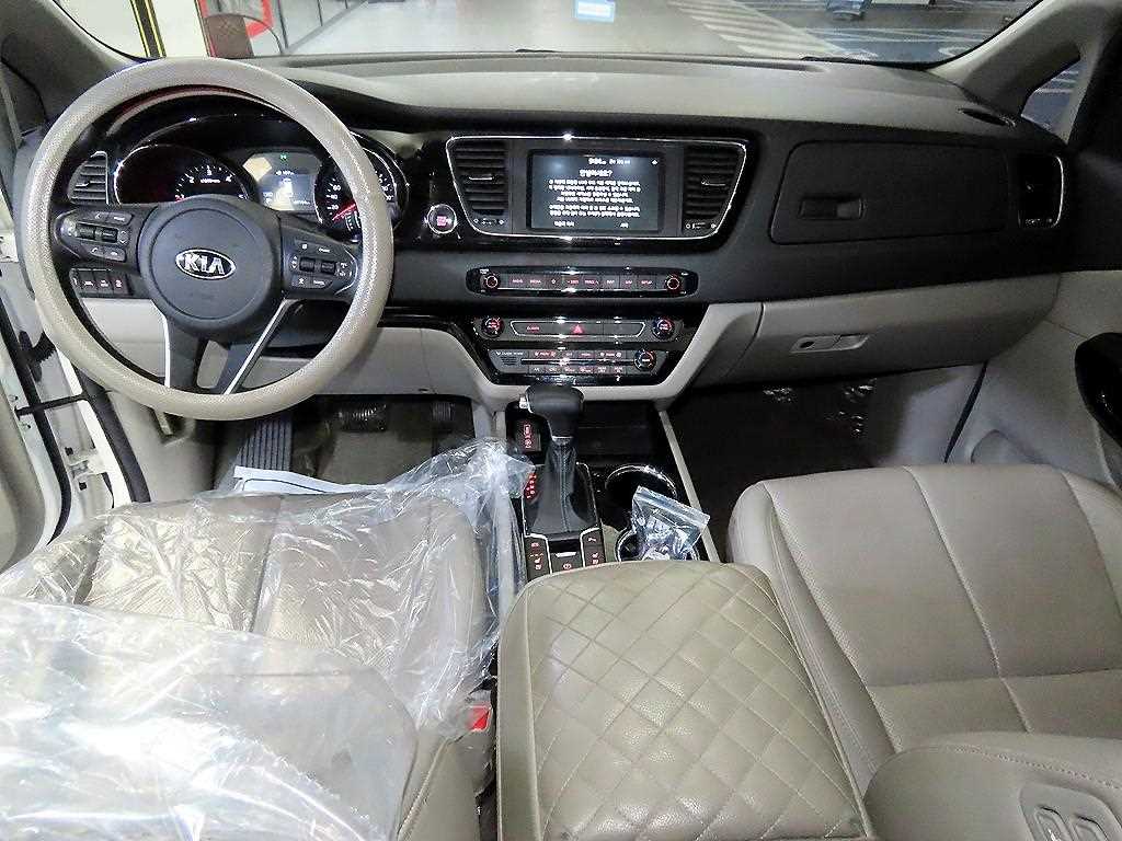 KIA Carnival - Vista 10