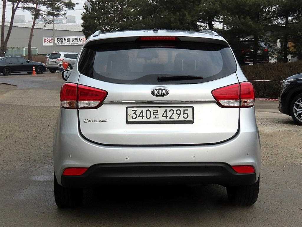 KIA Carens - Vista 4