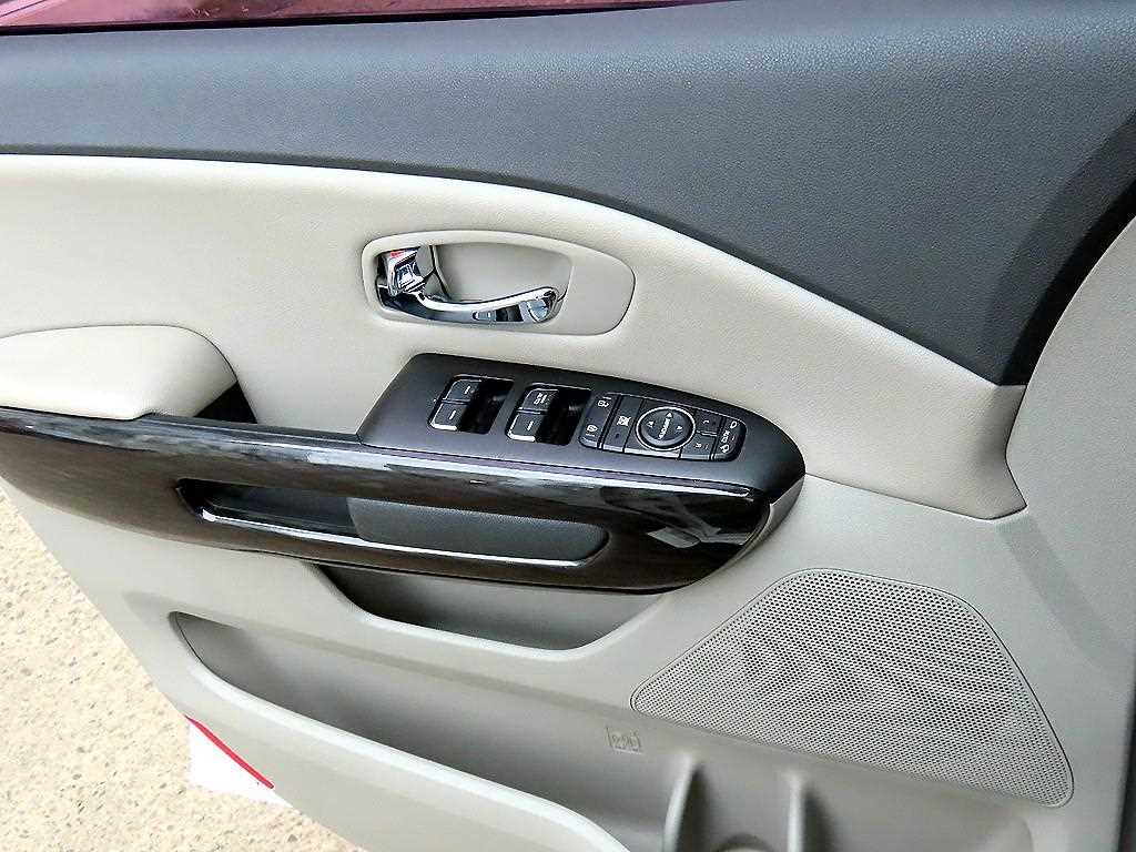 KIA Carnival - Vista 11