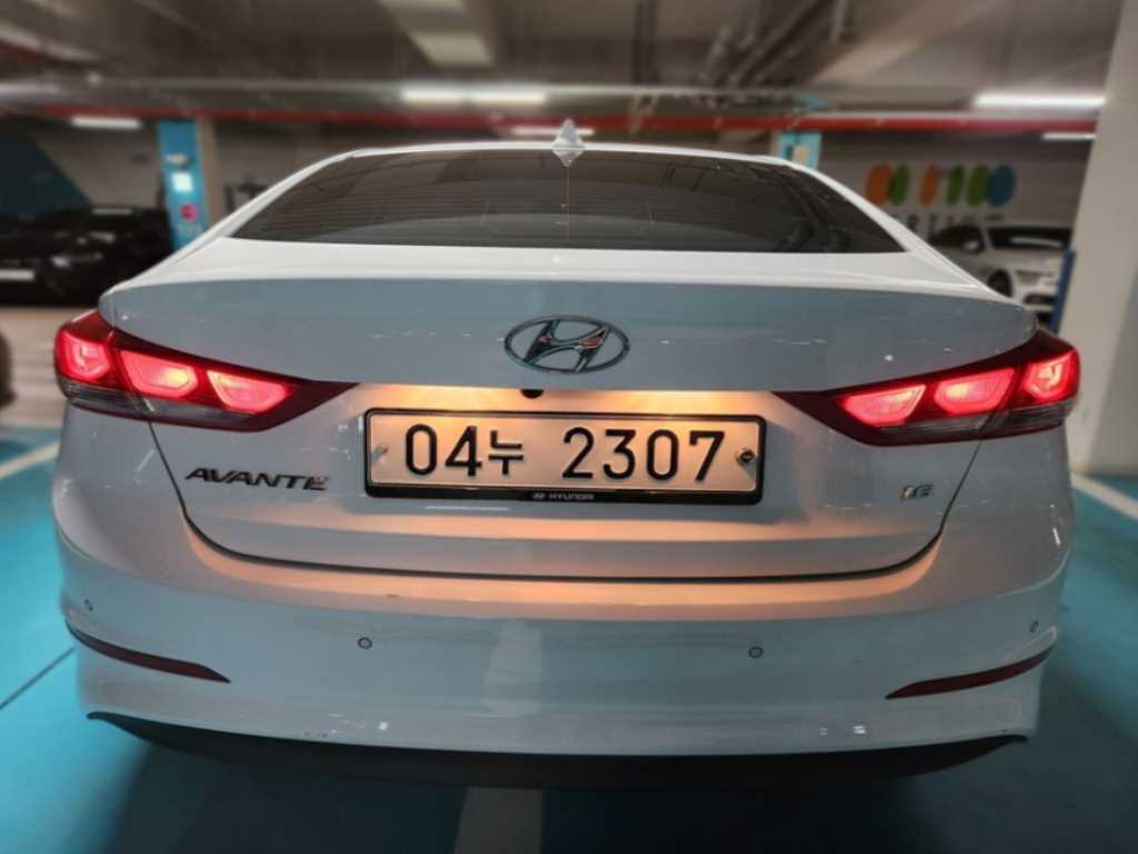 HYUNDAI Avante - Vista 2