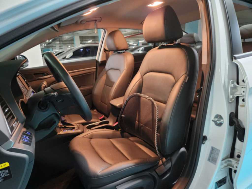 HYUNDAI Avante - Vista 5