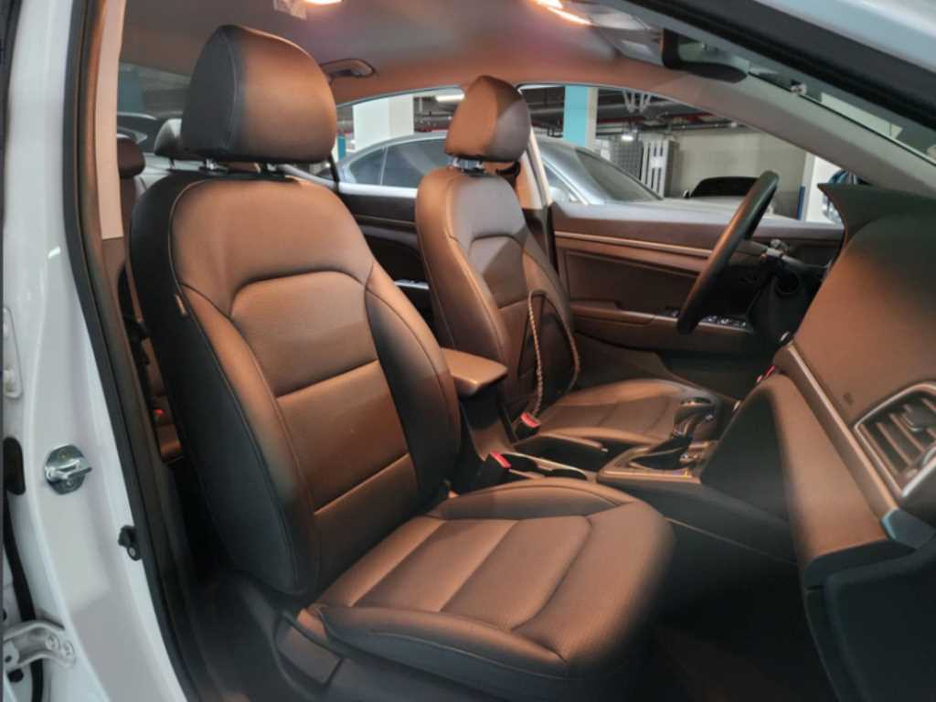 HYUNDAI Avante - Vista 7