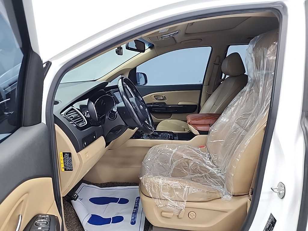 KIA Carnival - Vista 11