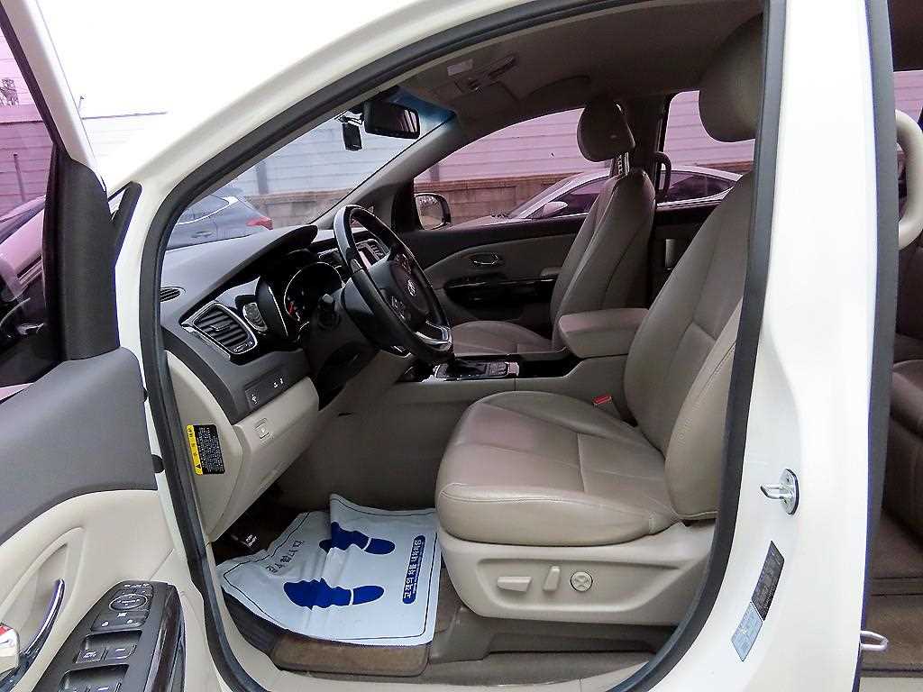 KIA Carnival - Vista 5