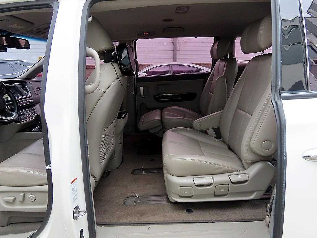 KIA Carnival - Vista 6