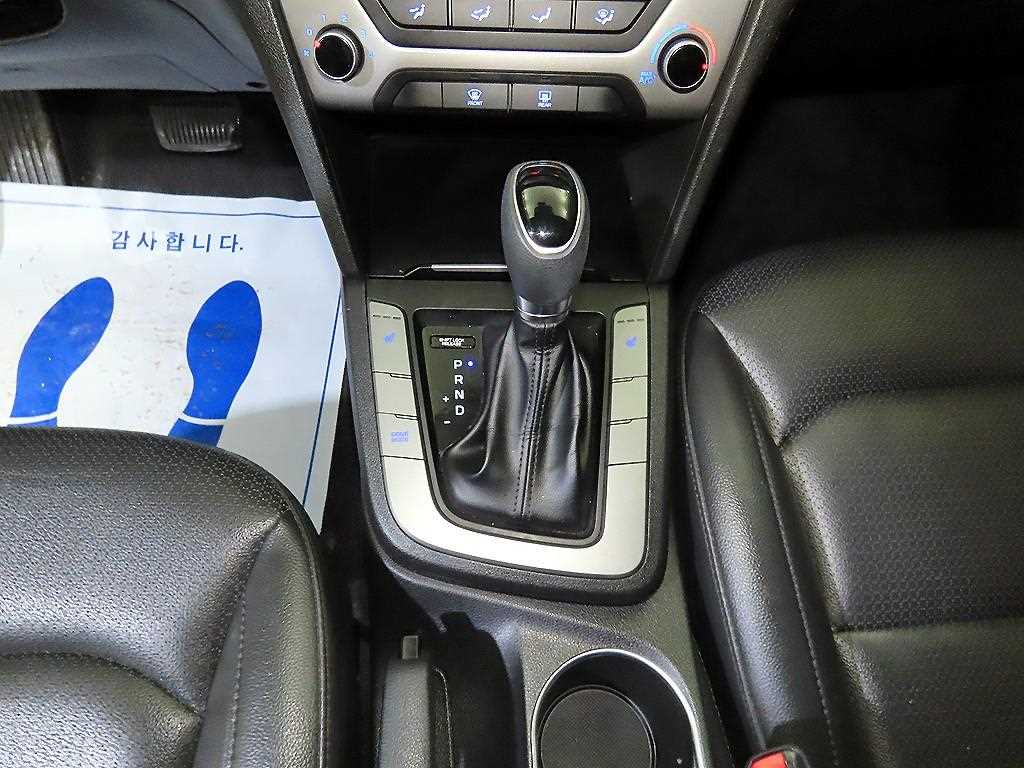 HYUNDAI Avante - Vista 12