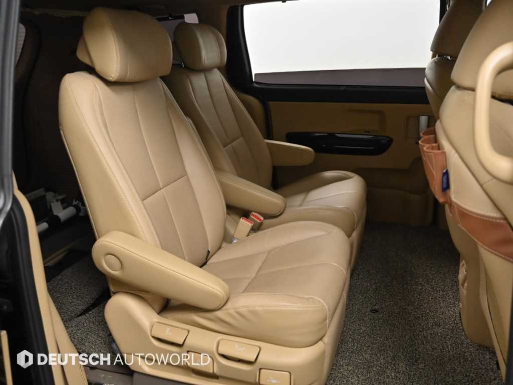 KIA Carnival - Vista 12