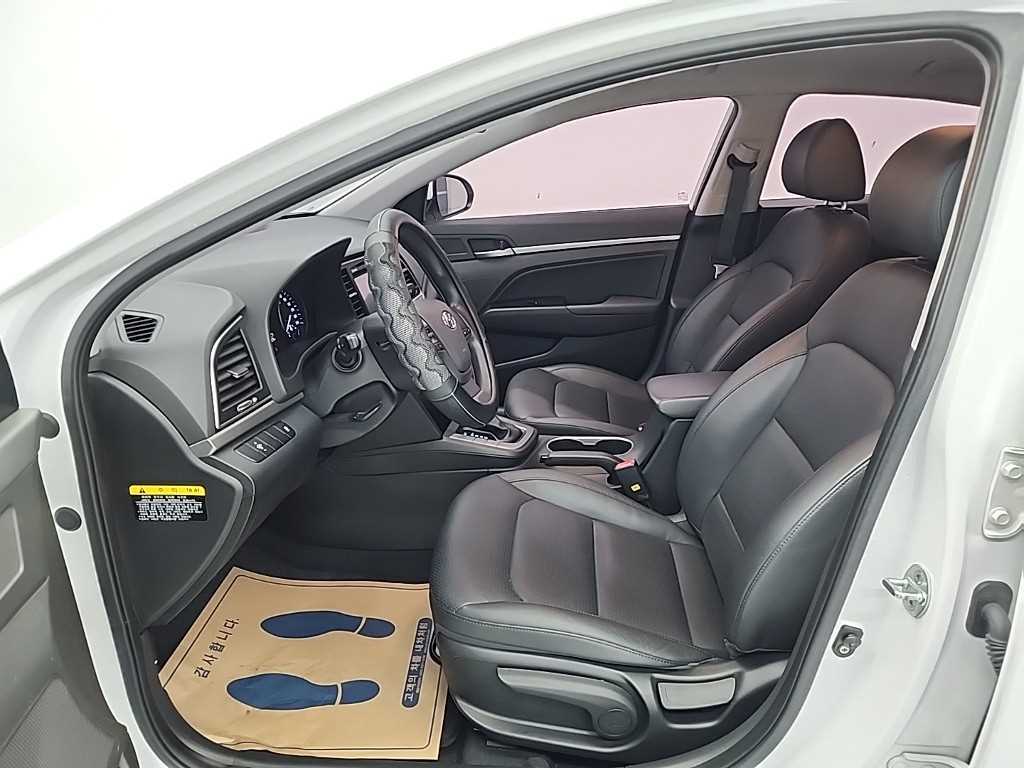 HYUNDAI Avante - Vista 11