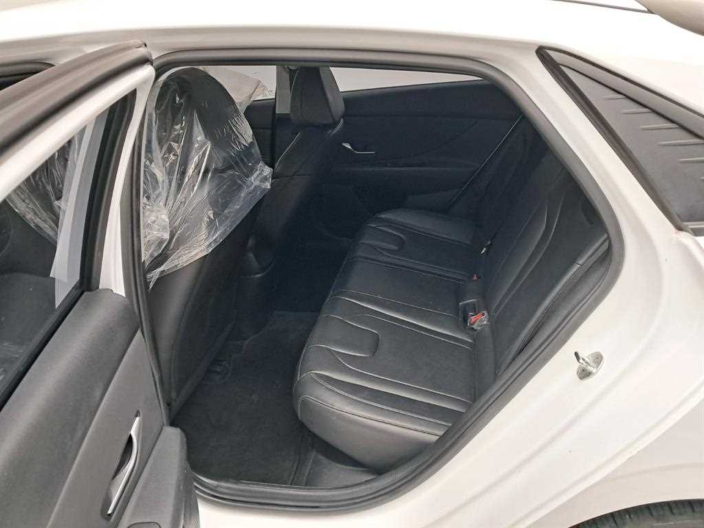 HYUNDAI Avante - Vista 12