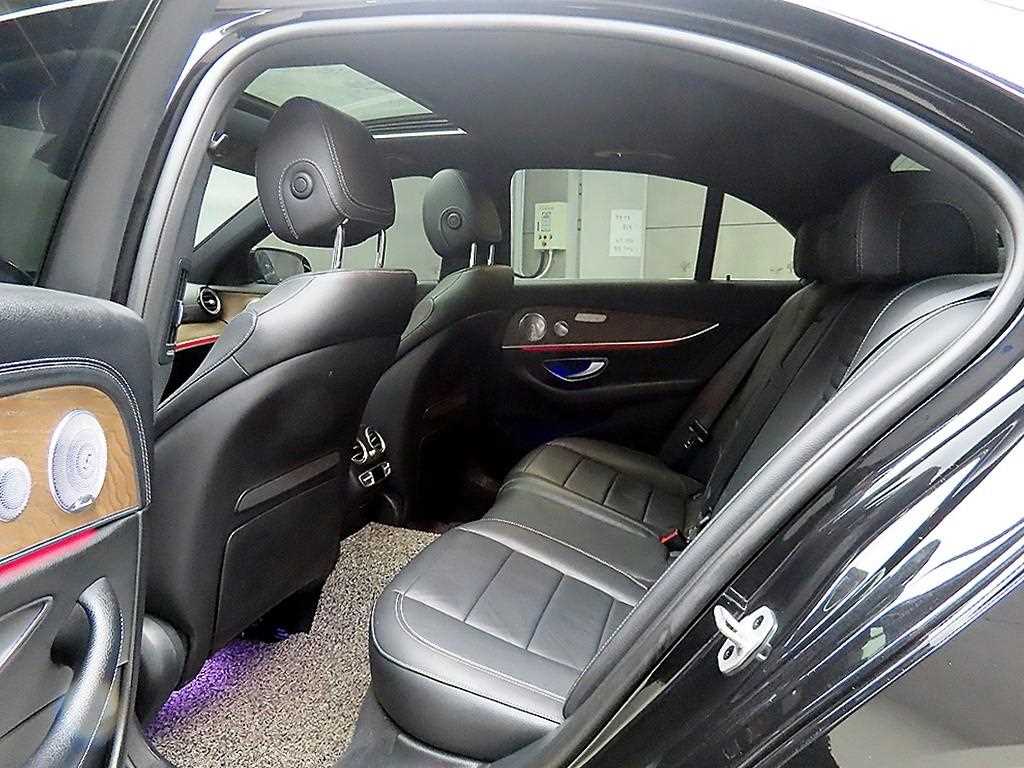 Mercedes Benz E class - Vista 6