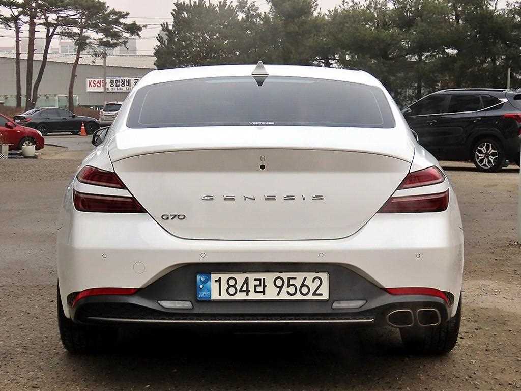 Genesis G70 - Vista 4